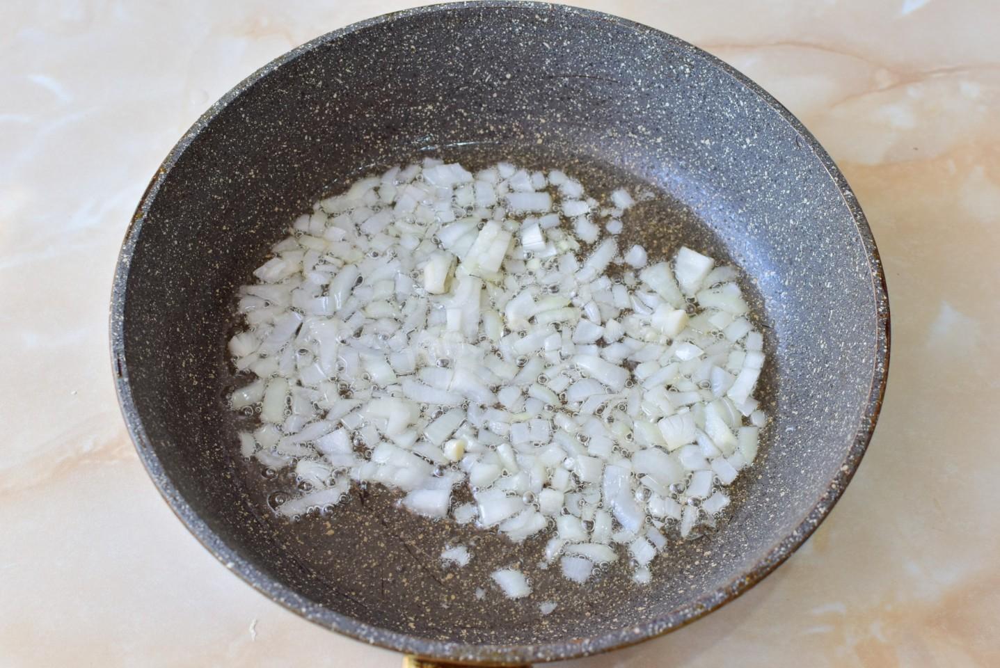 Шаг 4 приготовления Жульен с курицей и грибами со сметаной