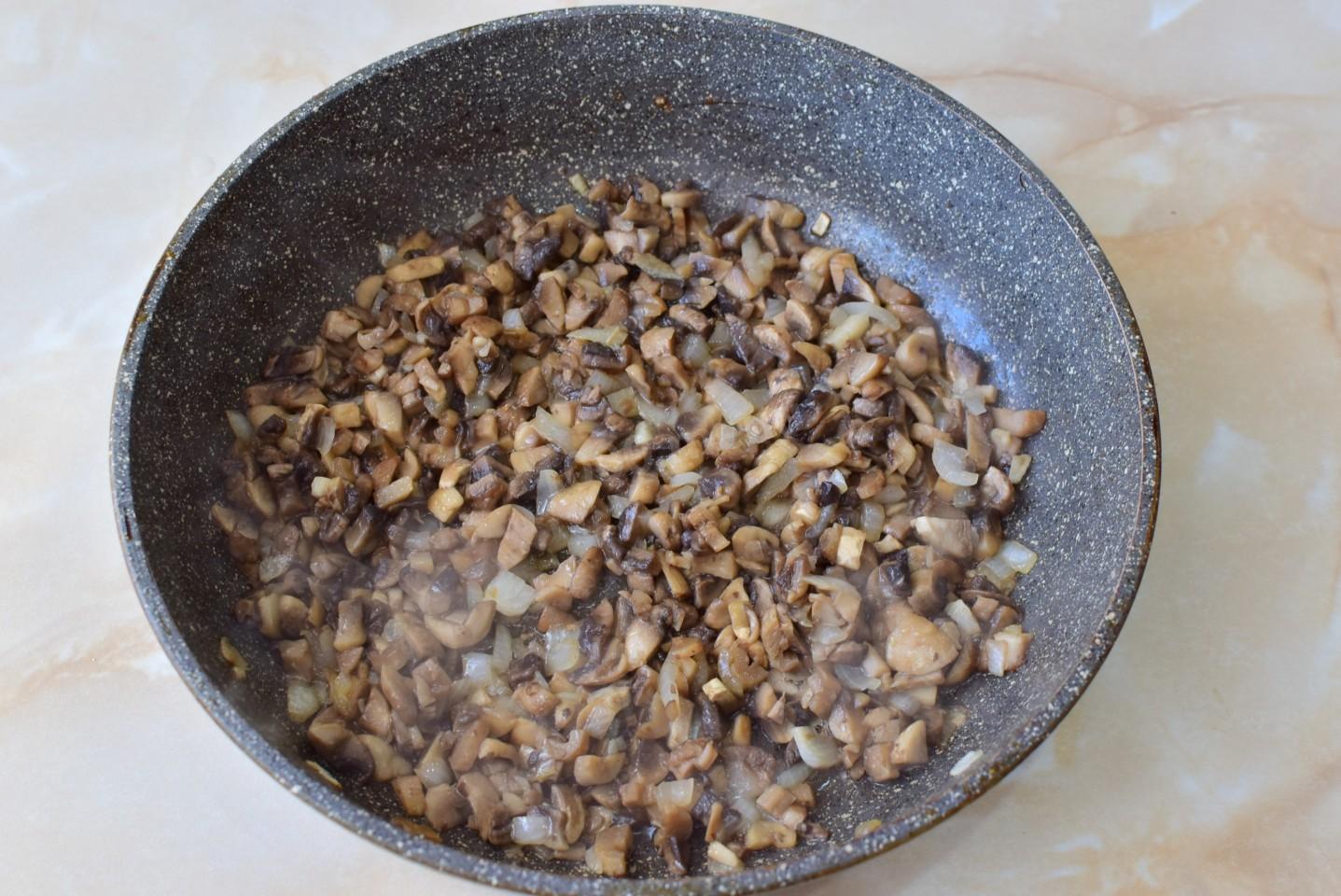 Шаг 6 приготовления Жульен с курицей и грибами со сметаной