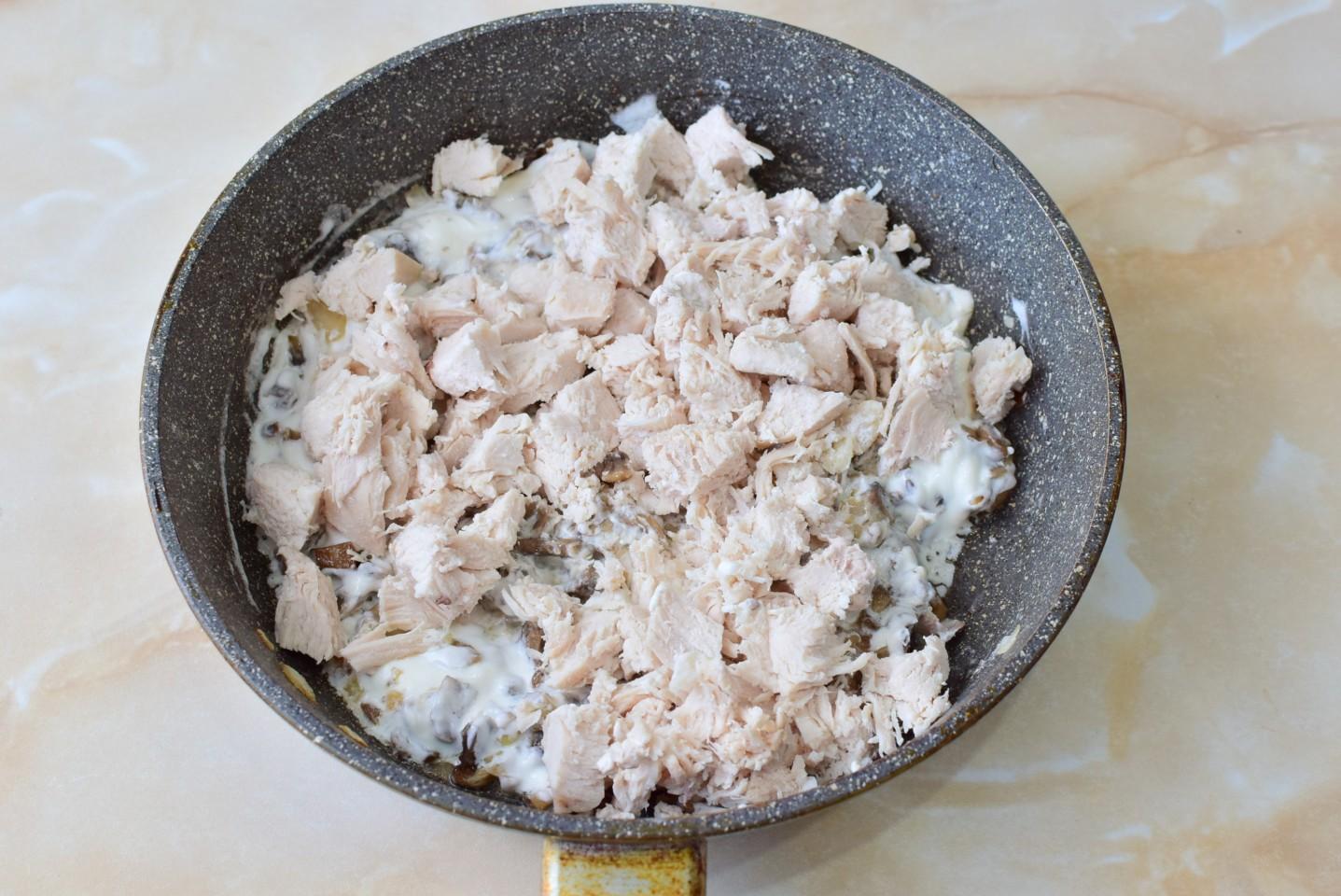 Шаг 9 приготовления Жульен с курицей и грибами со сметаной