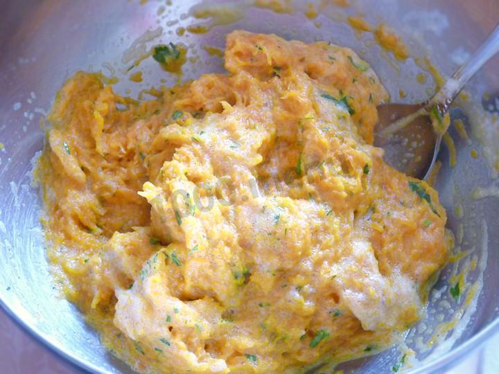 Шаг 3 приготовления Морковный рулет из моркови и плавленного сыра
