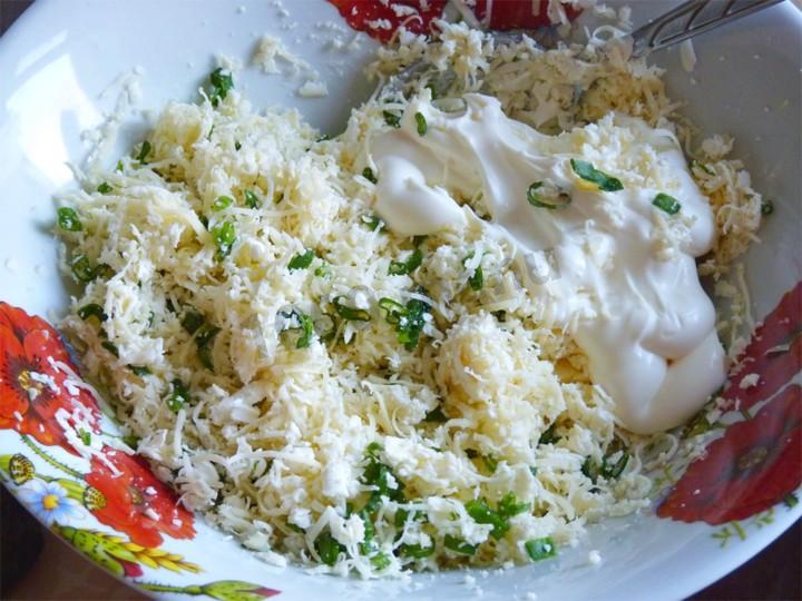 Шаг 5 приготовления Морковный рулет из моркови и плавленного сыра