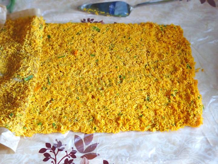 Шаг 6 приготовления Морковный рулет из моркови и плавленного сыра
