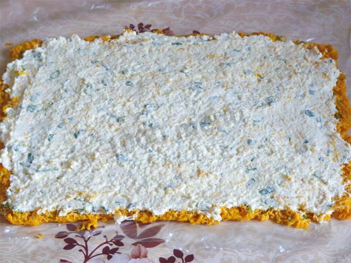 Шаг 7 приготовления Морковный рулет из моркови и плавленного сыра