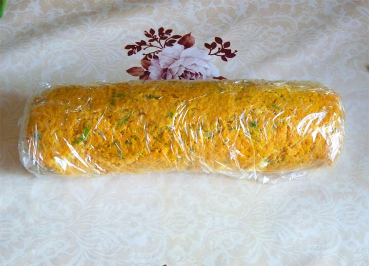 Шаг 8 приготовления Морковный рулет из моркови и плавленного сыра