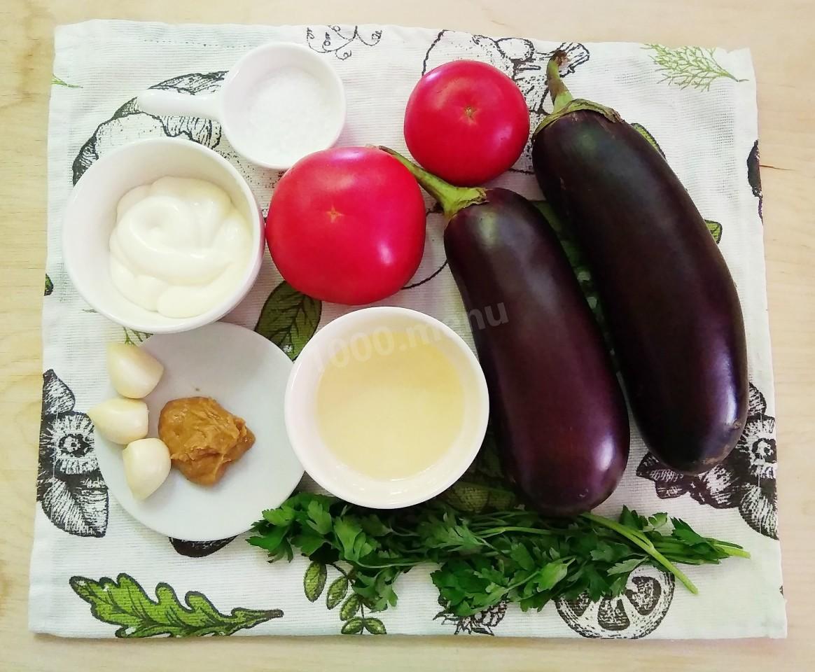 Шаг 1 приготовления Рулетики из баклажанов с помидорами и чесноком