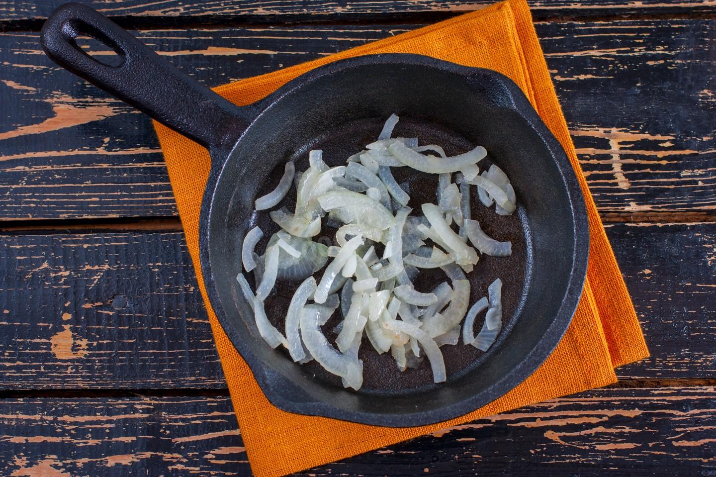 Шаг 1 приготовления Жульен с курицей и грибами в тарталетках