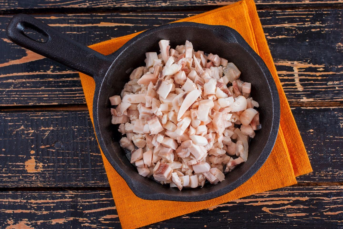 Шаг 3 приготовления Жульен с курицей и грибами в тарталетках