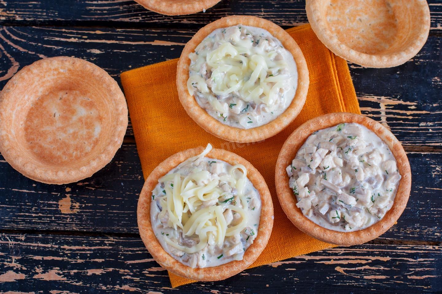 Шаг 5 приготовления Жульен с курицей и грибами в тарталетках