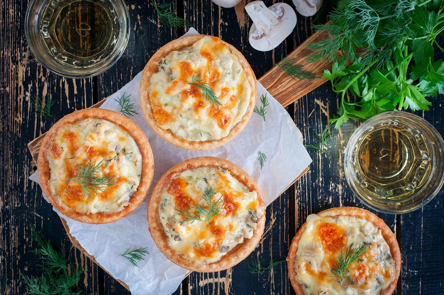Обложка рецепта Жульен с курицей и грибами в тарталетках
