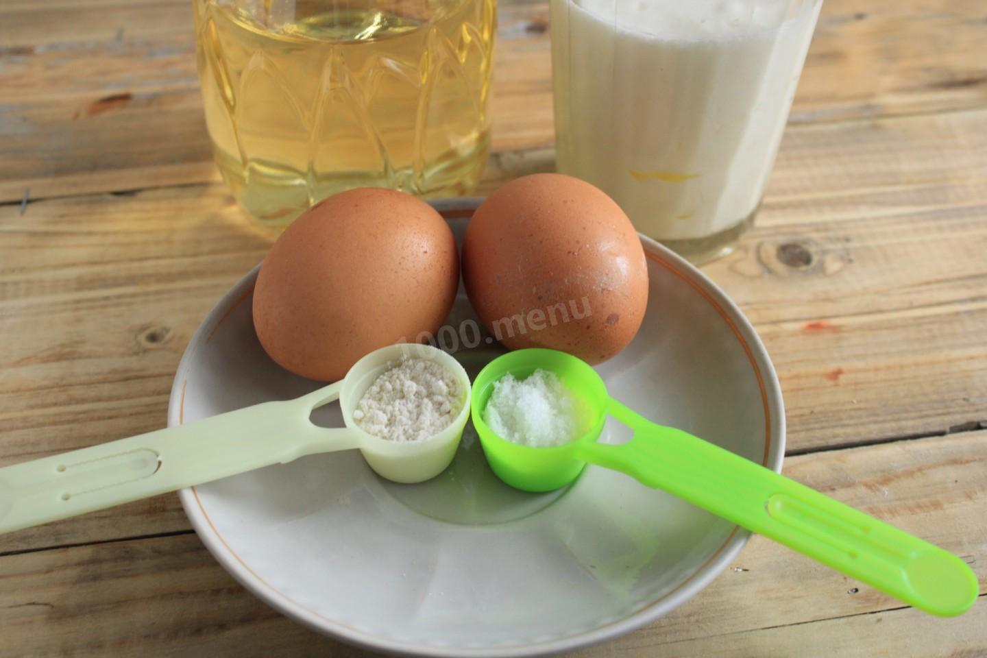 Шаг 1 приготовления Омлет с мукой и молоком на сковороде