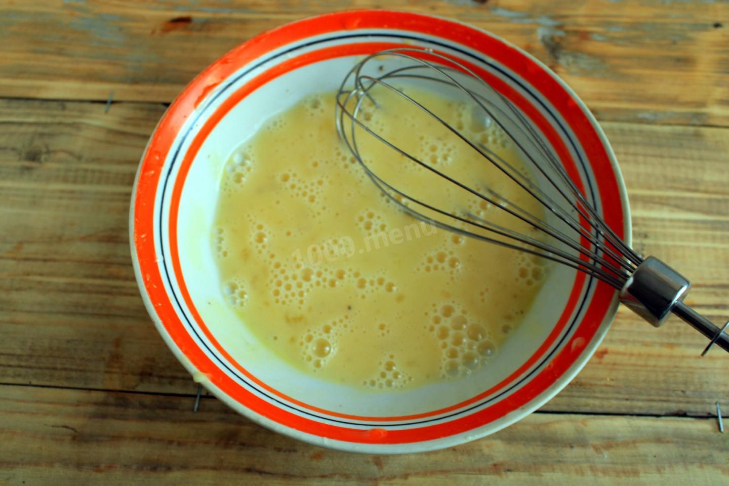 Шаг 2 приготовления Омлет с мукой и молоком на сковороде