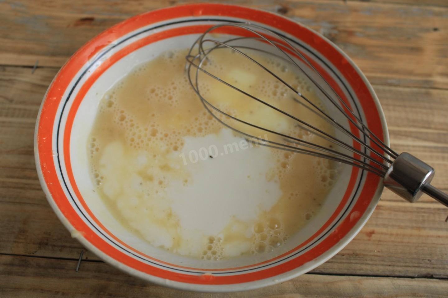 Шаг 3 приготовления Омлет с мукой и молоком на сковороде