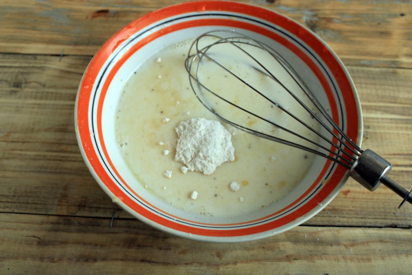 Шаг 4 приготовления Омлет с мукой и молоком на сковороде