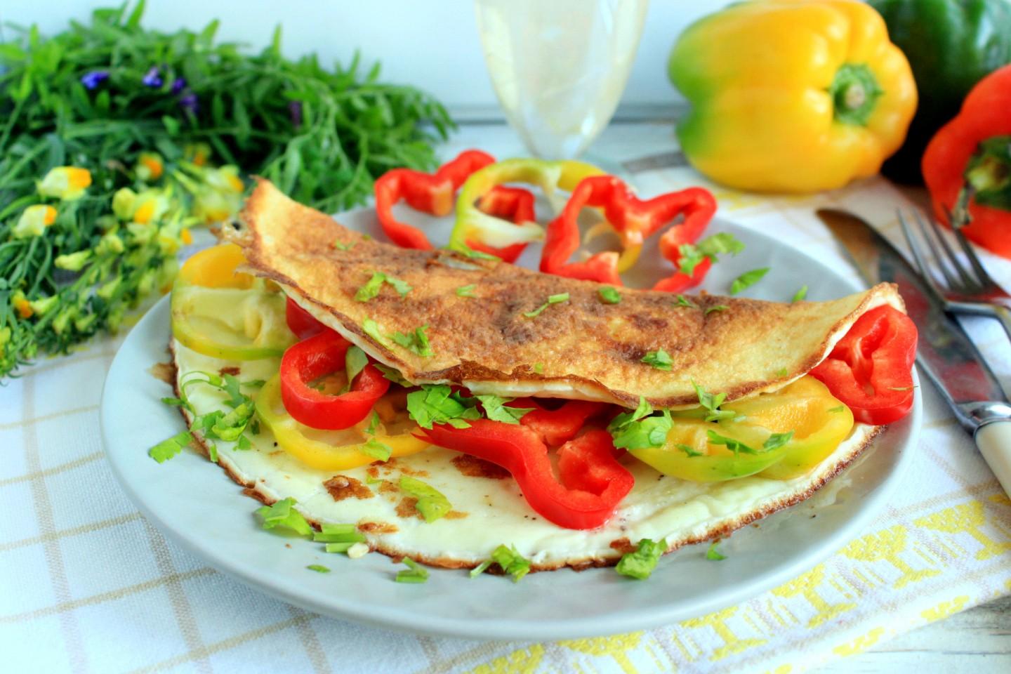 Шаг 6 приготовления Омлет с мукой и молоком на сковороде
