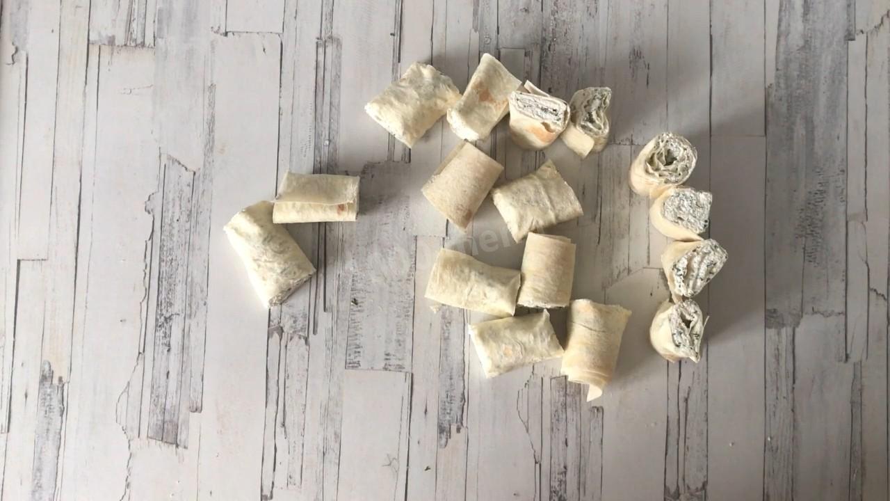 Шаг 8 приготовления Лаваш с творогом и зеленью быстро и вкусно