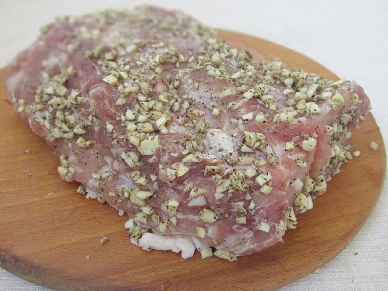Шаг 4 приготовления Свинина запеченная куском в фольге