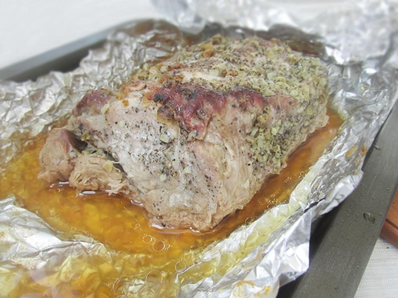 Шаг 8 приготовления Свинина запеченная куском в фольге