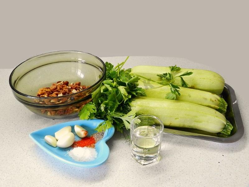 Шаг 1 приготовления Кабачки по грузински с грецкими орехами