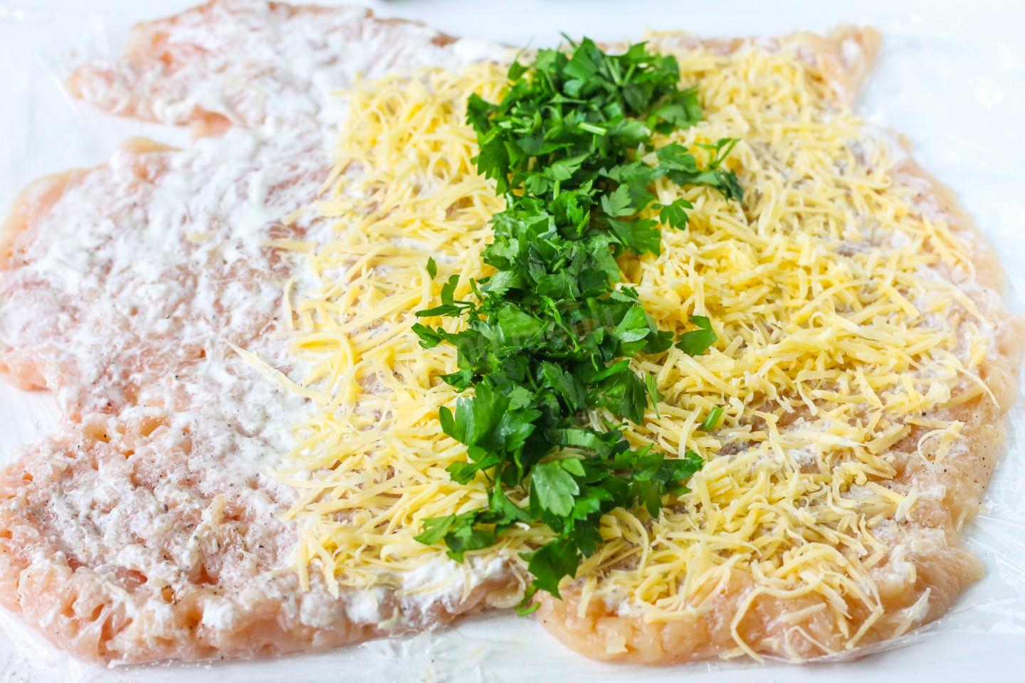 Шаг 6 приготовления Рулет куриный с сыром в духовке