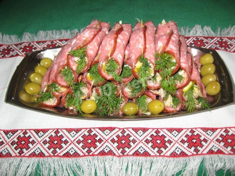 Шаг 3 приготовления Закусочные рулеты из колбасы с сыром