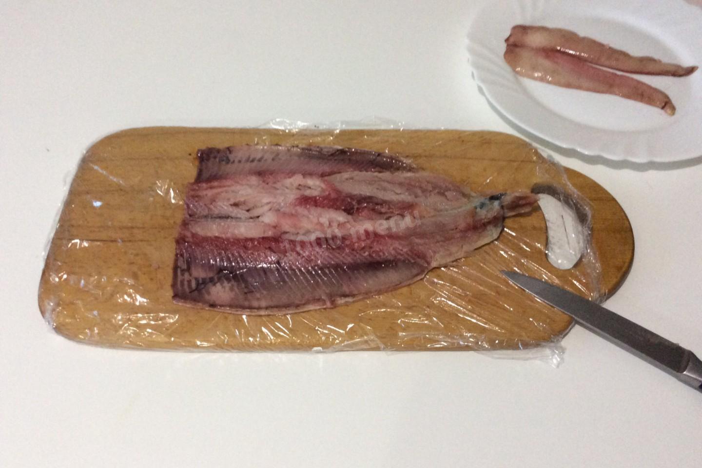 Шаг 4 приготовления Как посолить селедку кусочками в домашних условиях