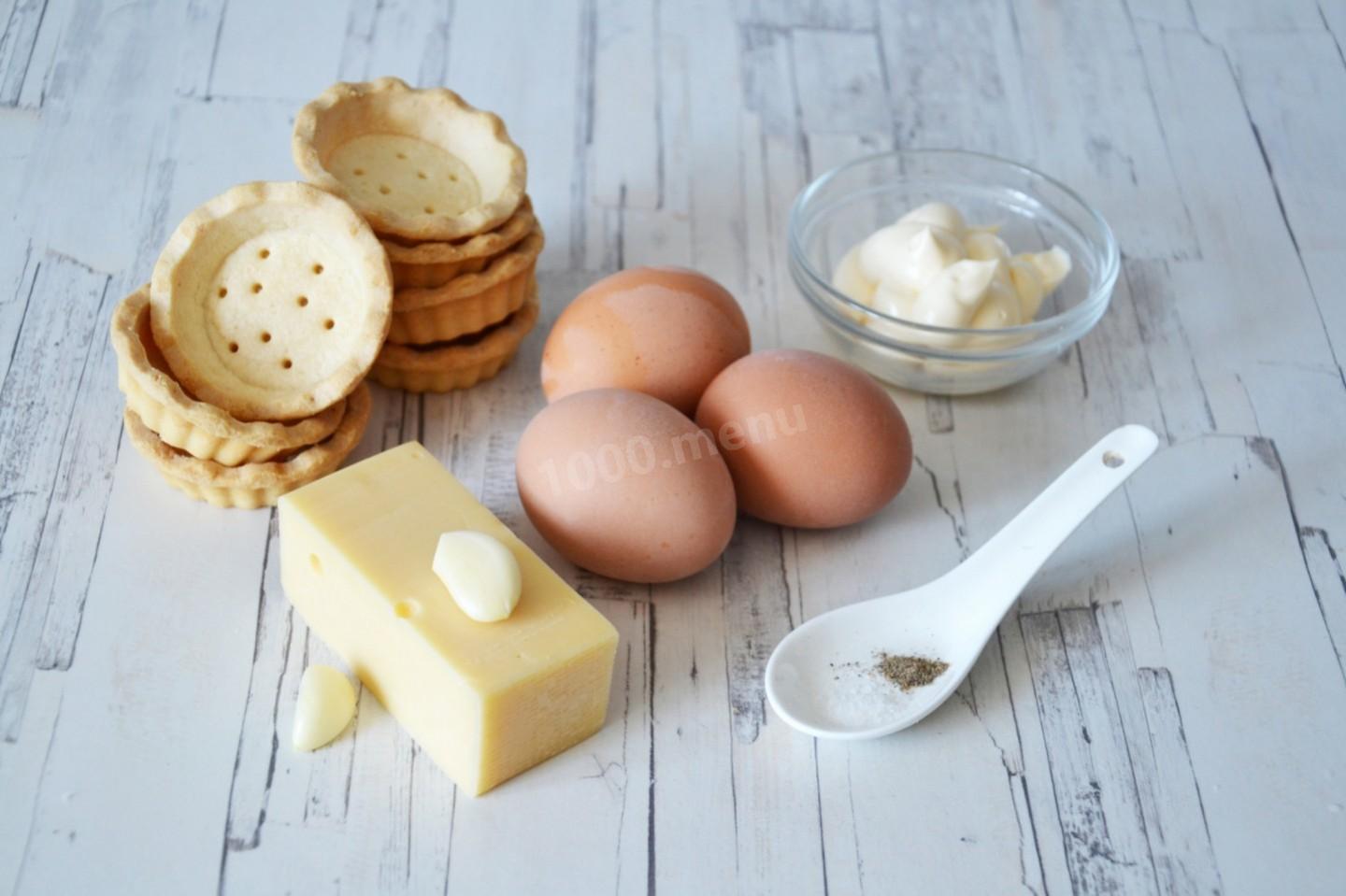 Шаг 1 приготовления Тарталетки с яйцом и сыром