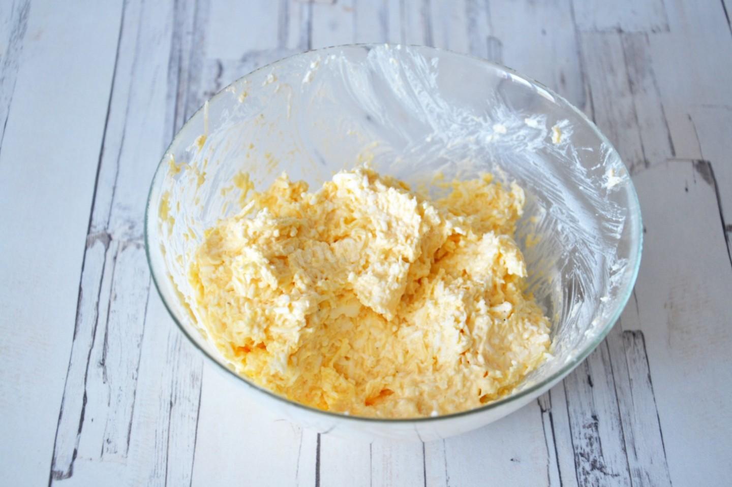 Шаг 7 приготовления Тарталетки с яйцом и сыром