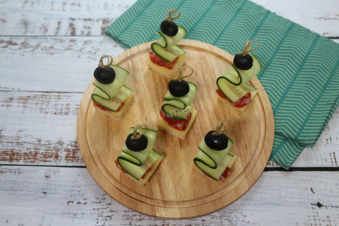 Шаг 5 приготовления Канапе с колбасой и сыром на шпажках
