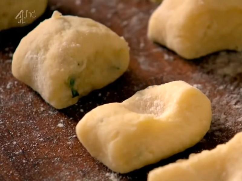 Шаг 9 приготовления картофельные ньеки от Гордона Рамзи