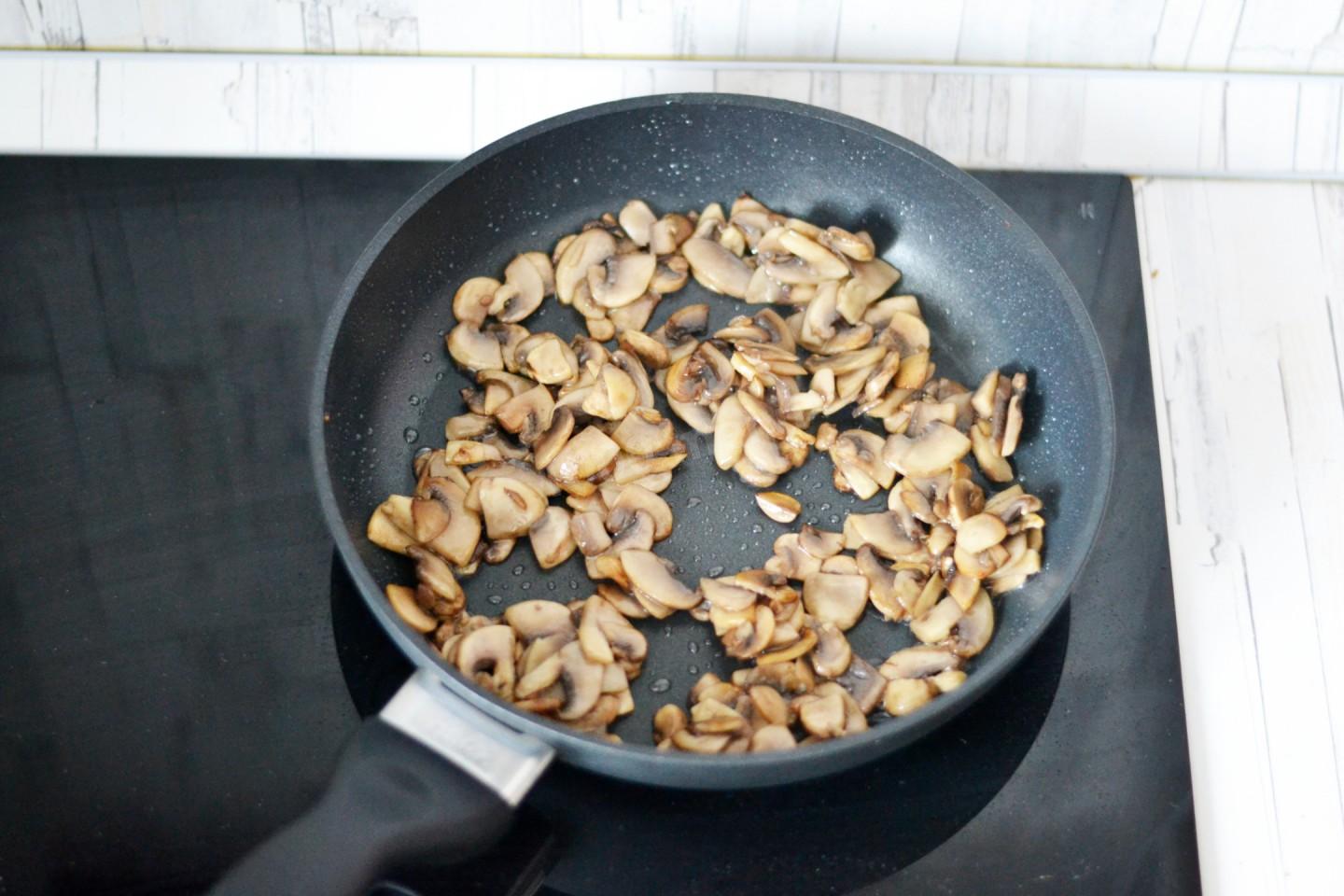 Шаг 10 приготовления Куриные рулетики с грибами и сыром в духовке