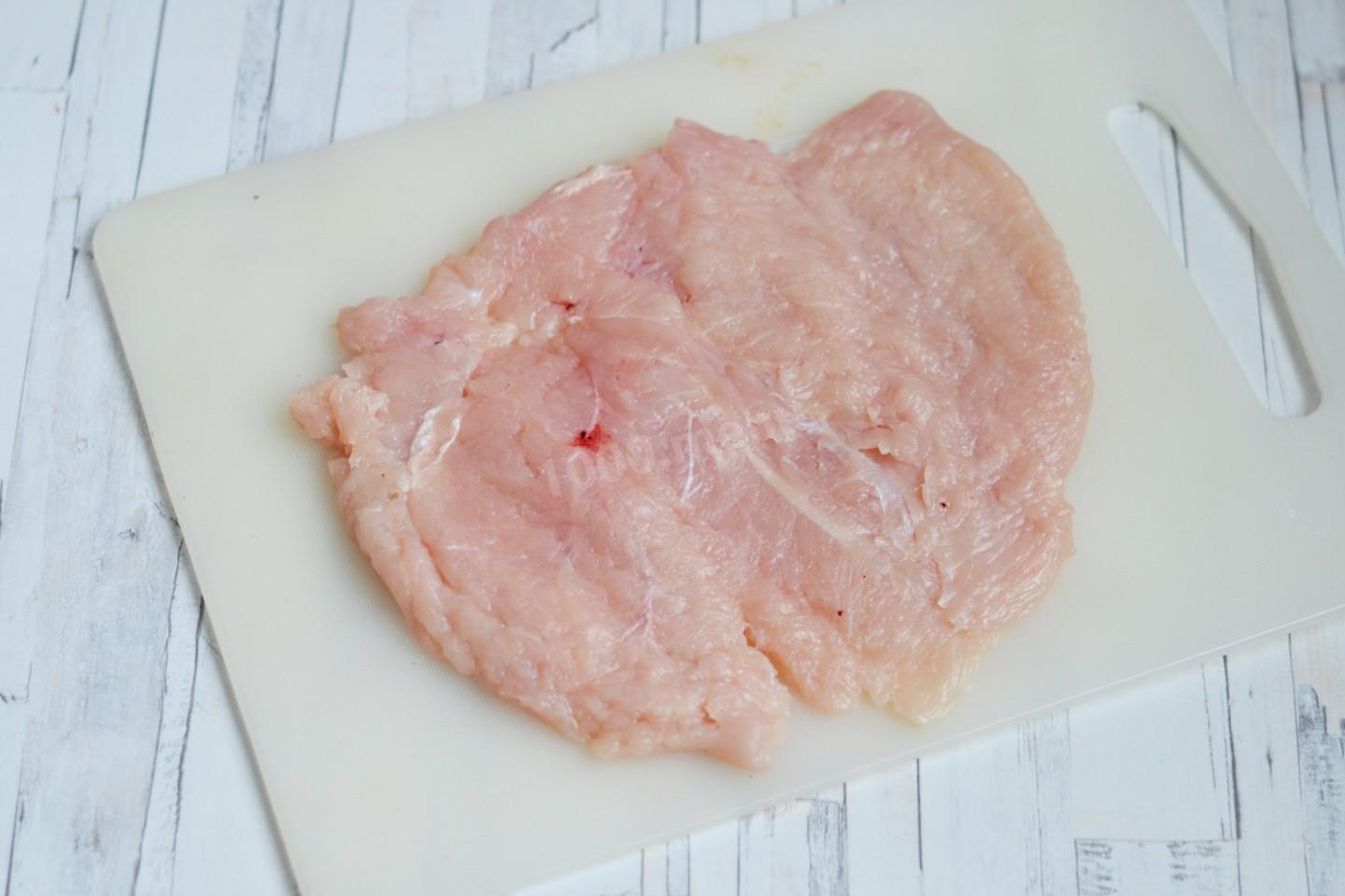 Шаг 3 приготовления Куриные рулетики с грибами и сыром в духовке