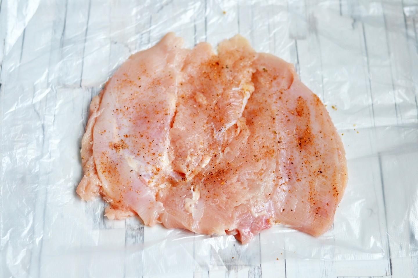 Шаг 4 приготовления Куриные рулетики с грибами и сыром в духовке