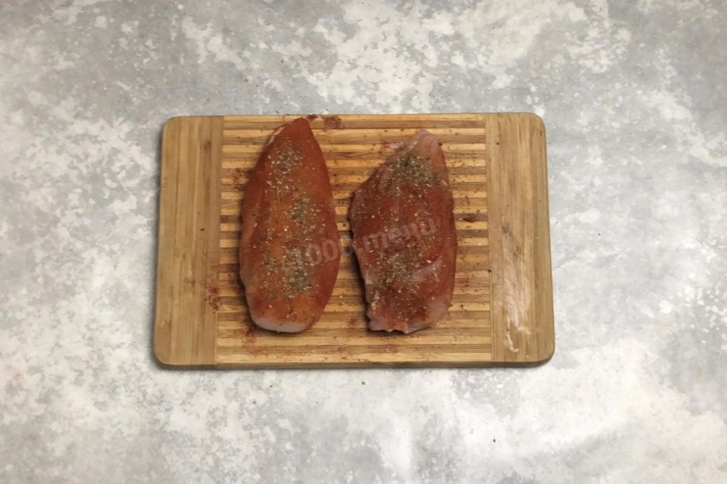 Шаг 3 приготовления Куриная грудка в рукаве в духовке запеченная