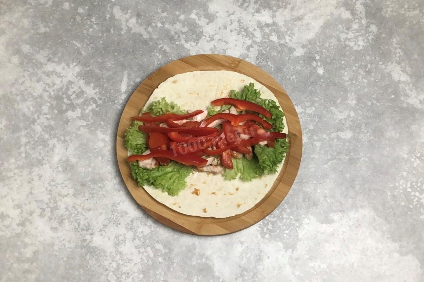 Шаг 10 приготовления Тортилья с курицей и овощами в домашних условиях