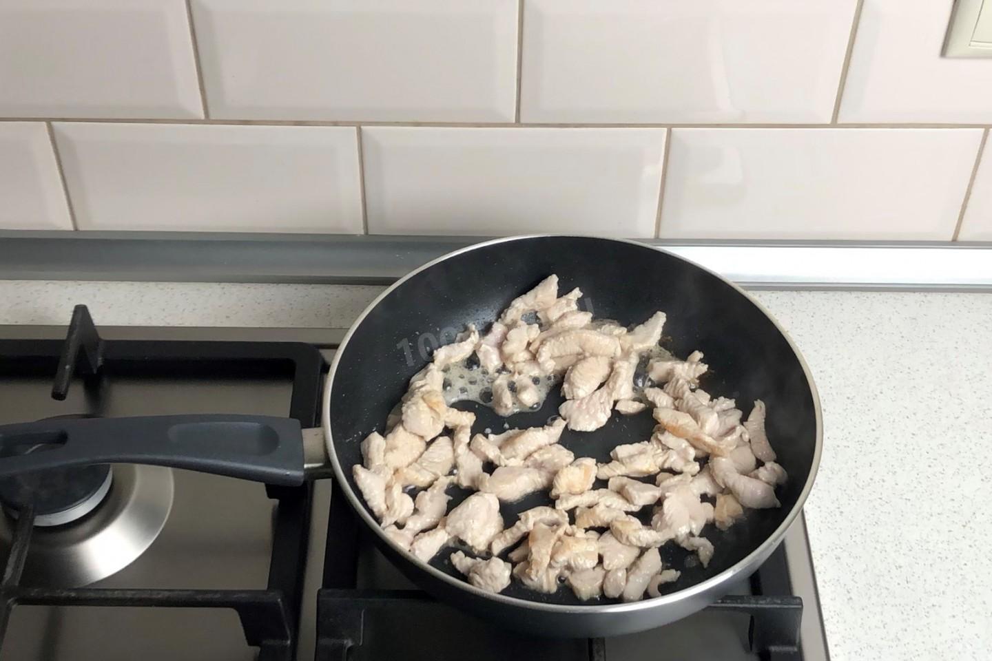Шаг 5 приготовления Тортилья с курицей и овощами в домашних условиях