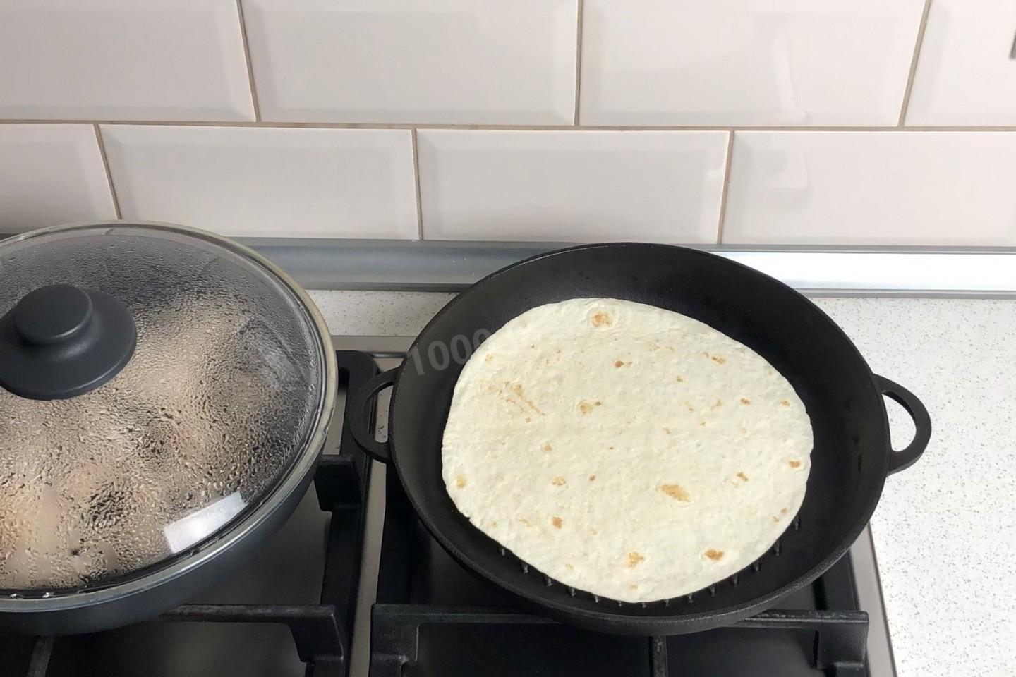 Шаг 6 приготовления Тортилья с курицей и овощами в домашних условиях
