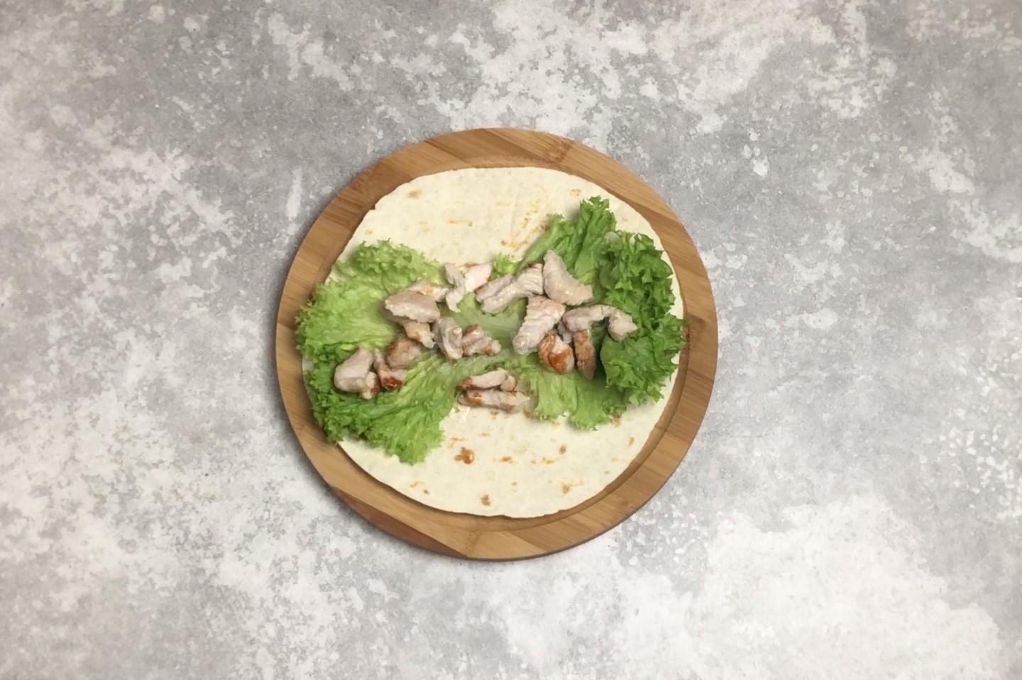 Шаг 9 приготовления Тортилья с курицей и овощами в домашних условиях