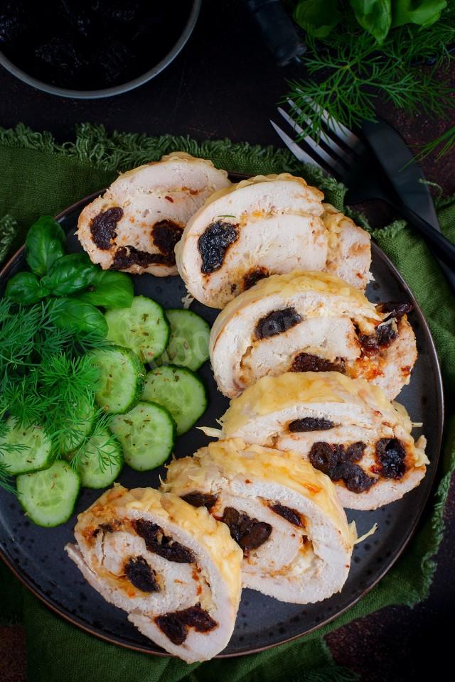 Шаг 11 приготовления Куриный рулет с черносливом в духовке