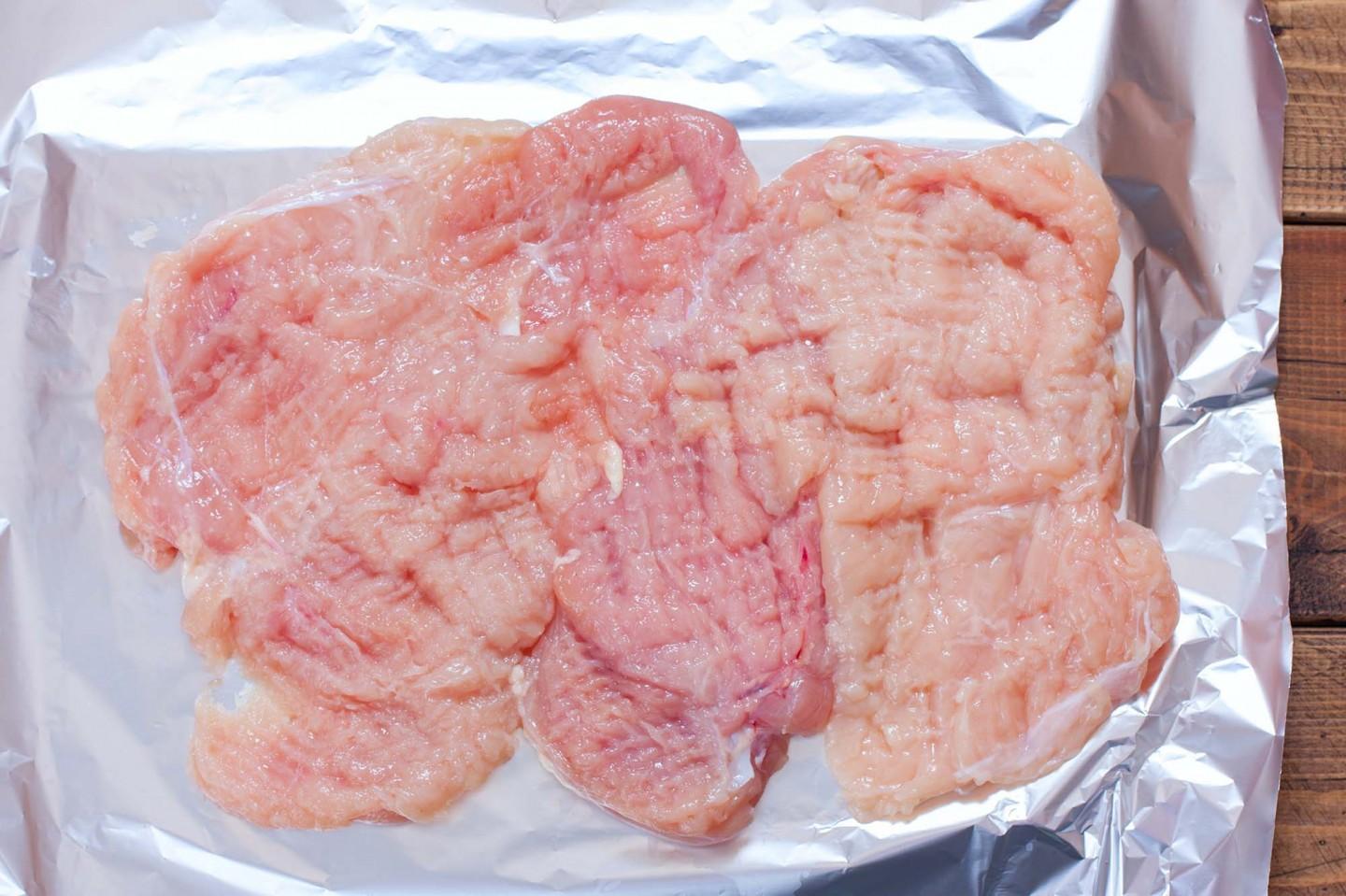 Шаг 3 приготовления Куриный рулет с черносливом в духовке