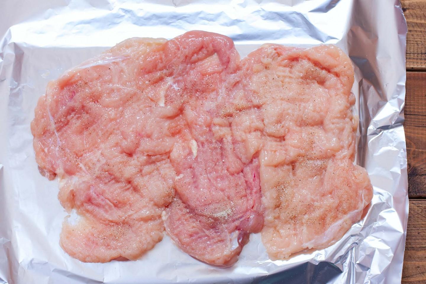 Шаг 4 приготовления Куриный рулет с черносливом в духовке