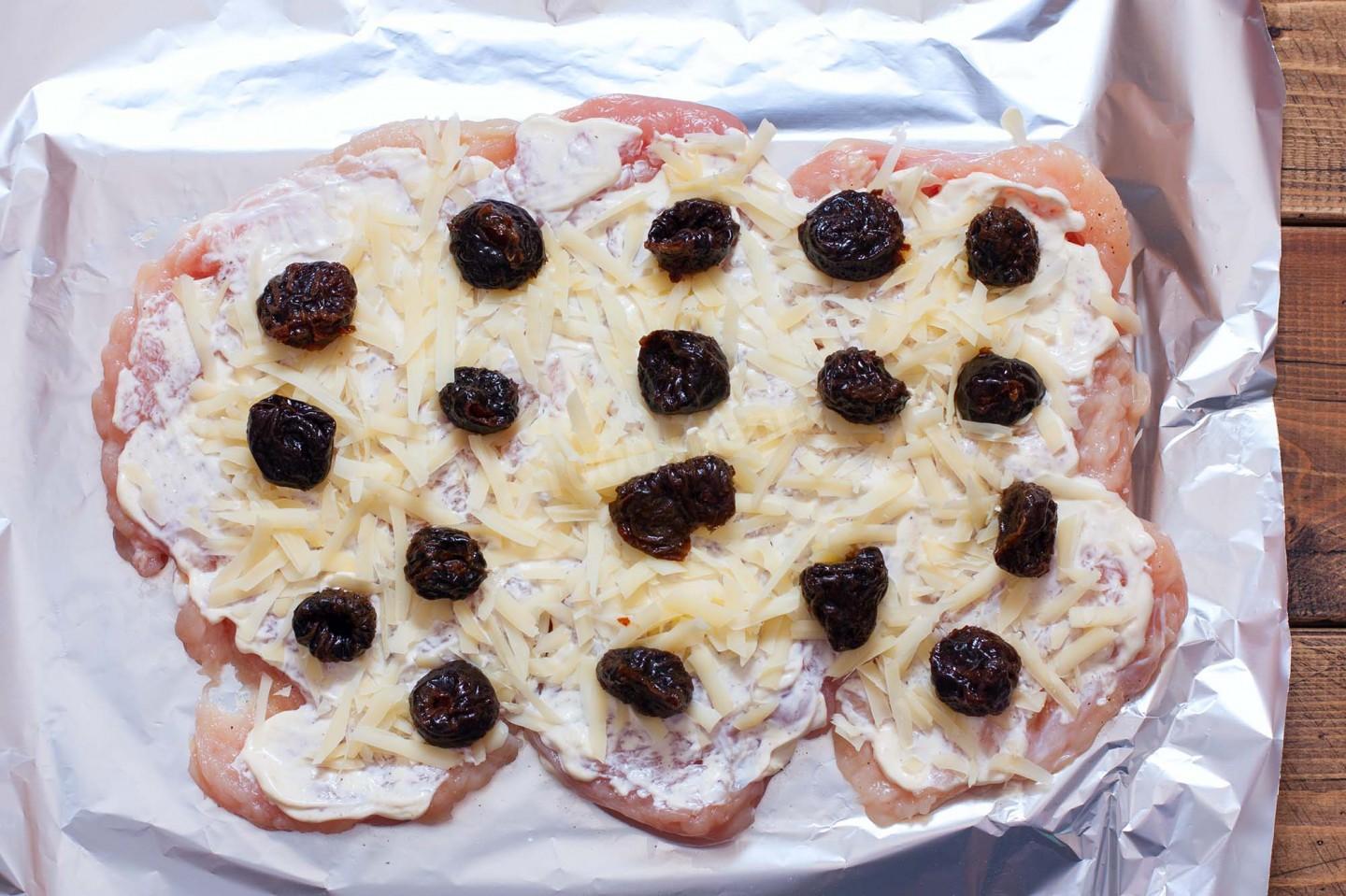 Шаг 7 приготовления Куриный рулет с черносливом в духовке