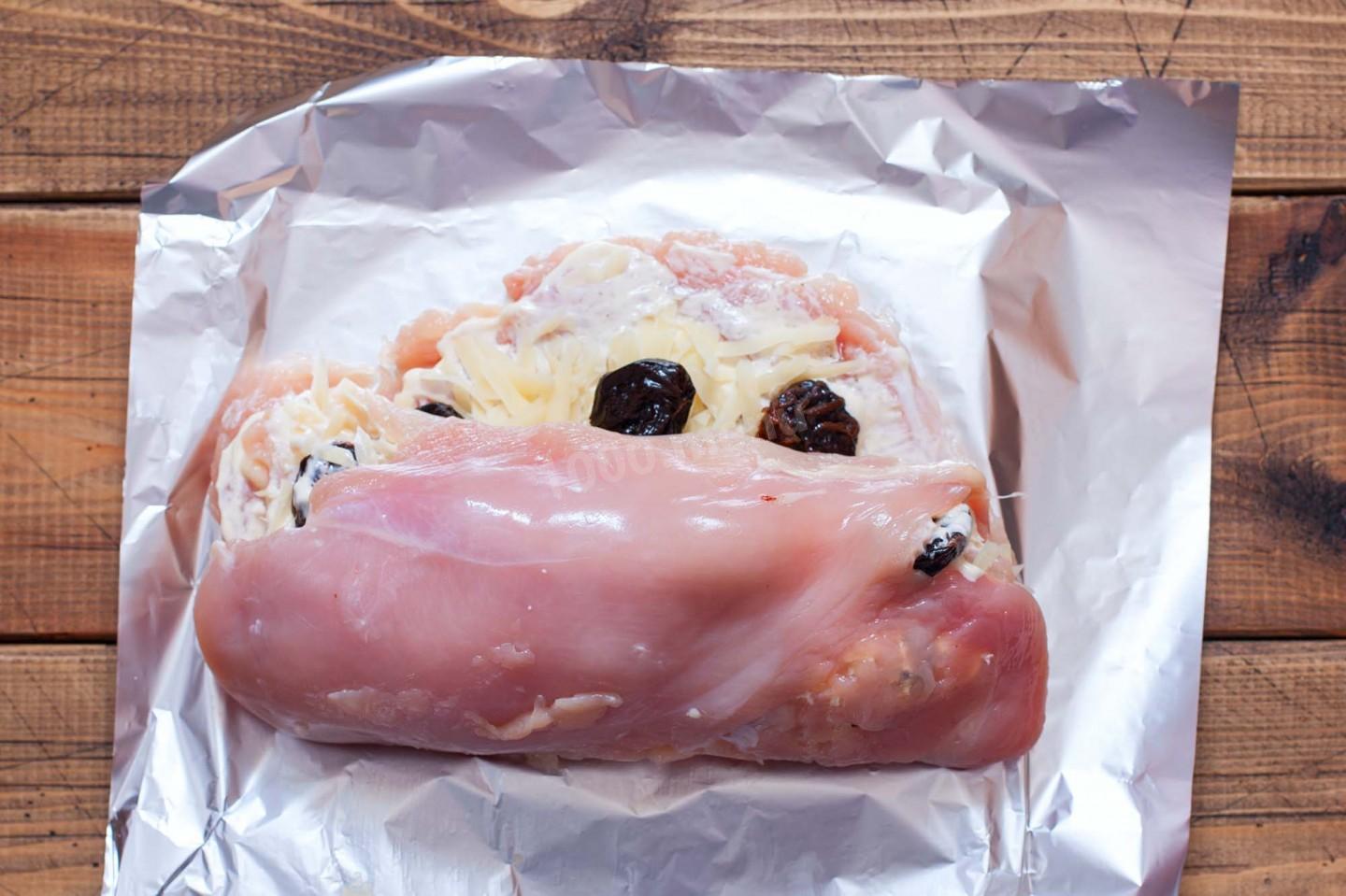Шаг 8 приготовления Куриный рулет с черносливом в духовке