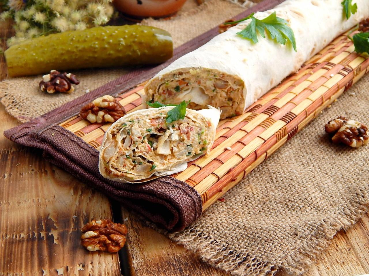 Шаг 11 приготовления Рулет из лаваша с курицей и сыром