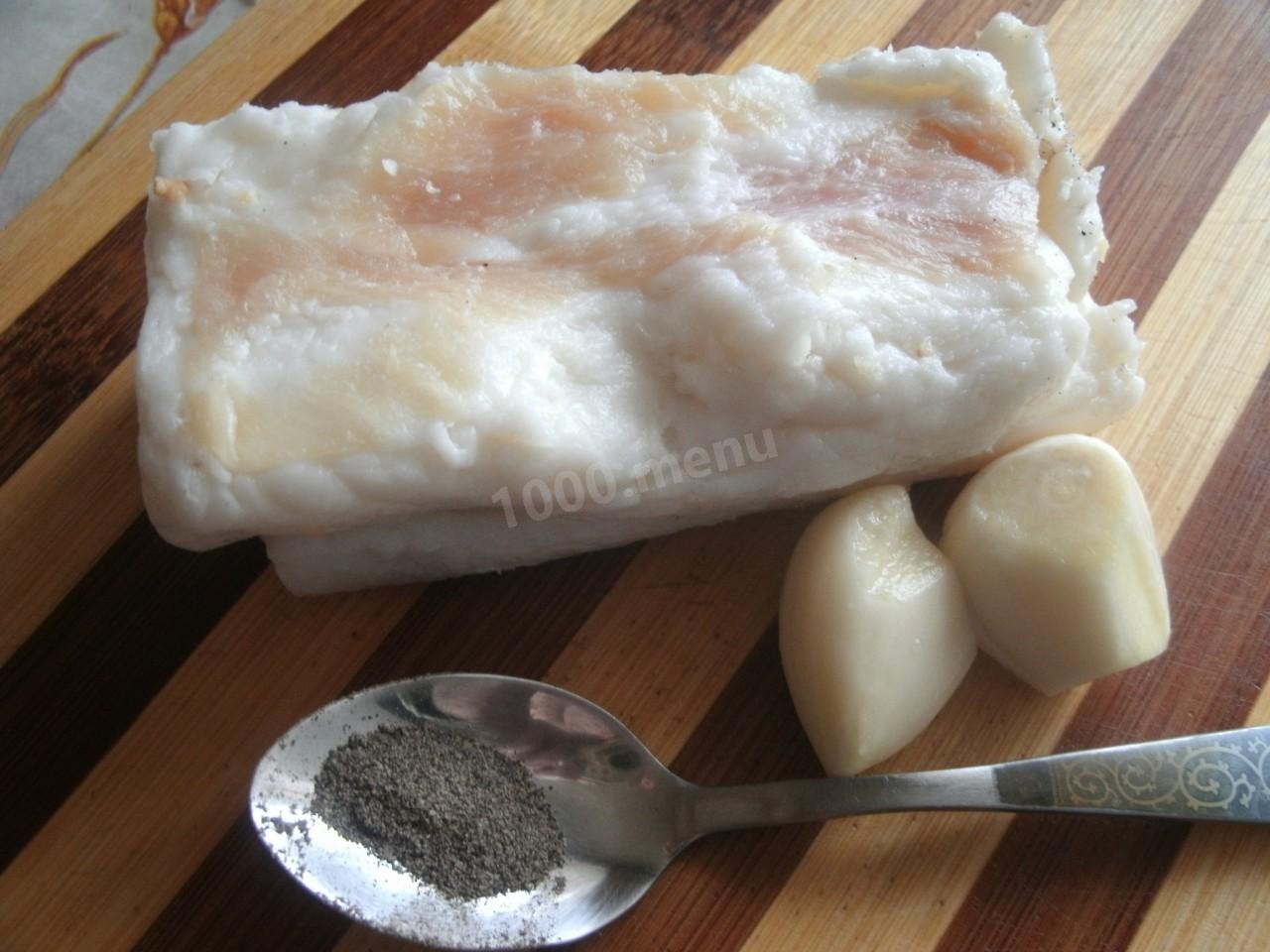 Шаг 1 приготовления Сало с чесноком через мясорубку