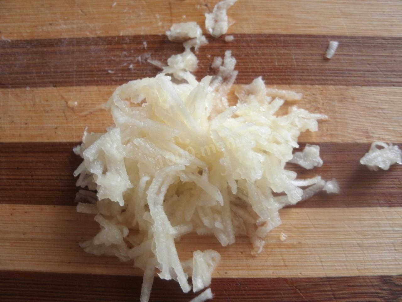 Шаг 3 приготовления Сало с чесноком через мясорубку