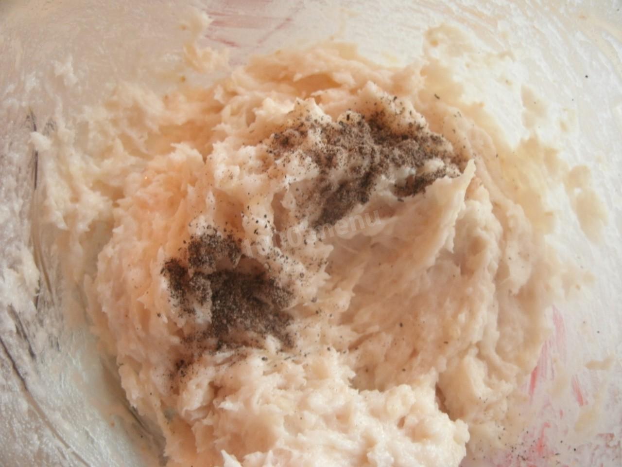 Шаг 5 приготовления Сало с чесноком через мясорубку