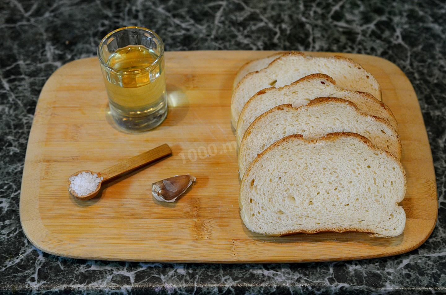 Шаг 1 приготовления Сухарики в микроволновке из хлеба