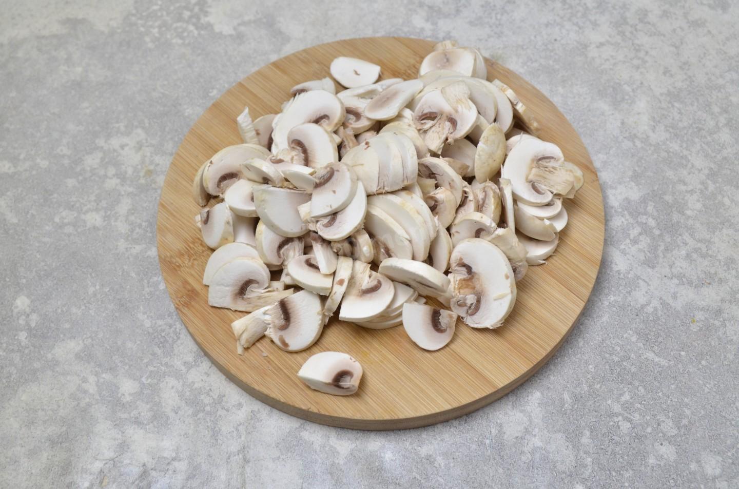 Шаг 4 приготовления Классический жульен с курицей и грибами