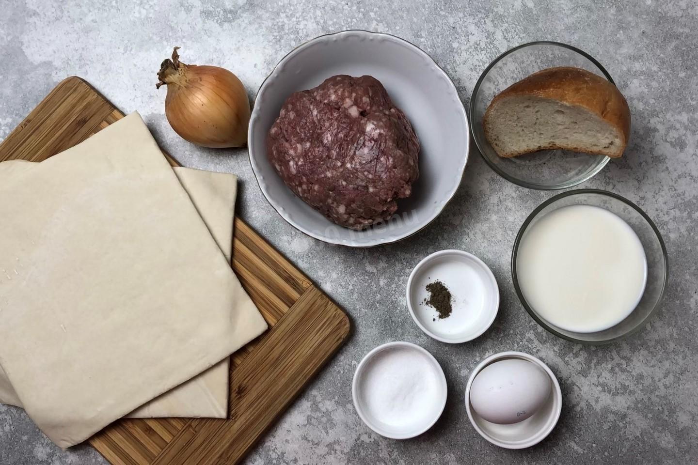 Шаг 1 приготовления Штрудель с мясом из слоеного теста