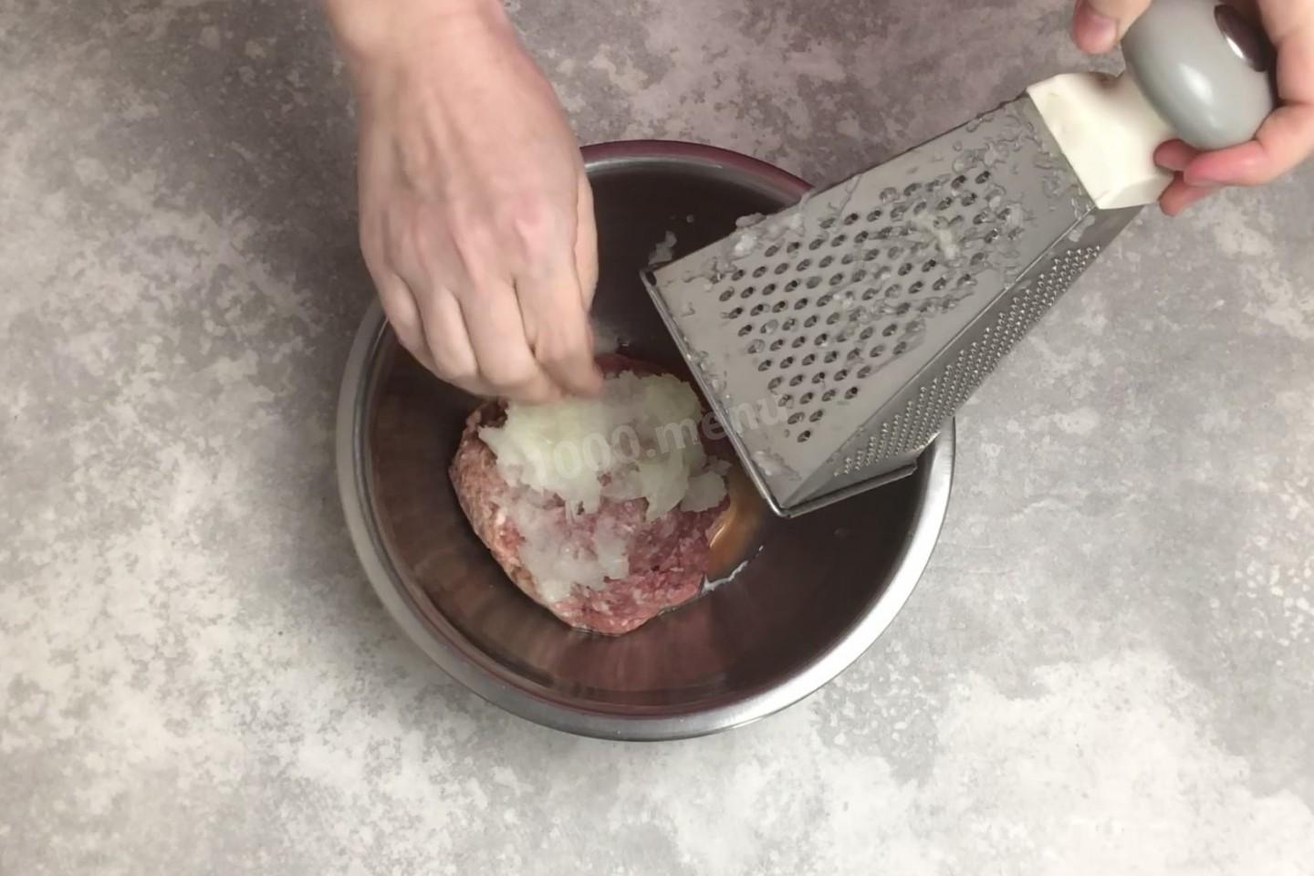 Шаг 3 приготовления Штрудель с мясом из слоеного теста